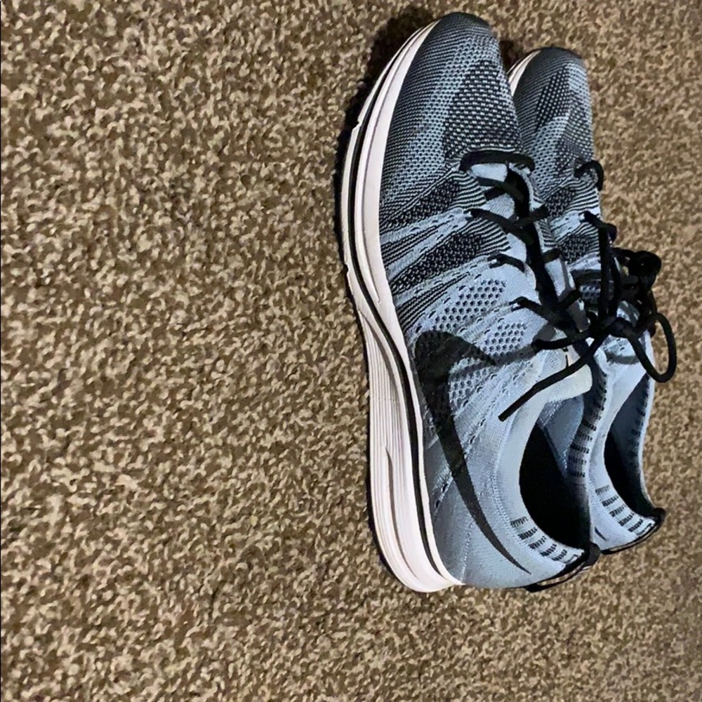 Nike Tennis Shoes Blue - Picture 2 of 3